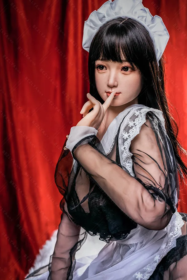 H4864 (2) リアルな155cmラブドール、透けメイド服とフリルカチューシャ、黒髪で指を唇に当てる魅惑的な姿。.
