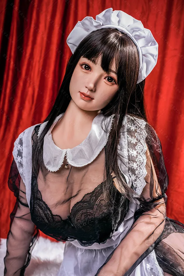 H4864 (9) 痴女系メイドコスプレラブドール。白いフリルカチューシャ、黒髪、レースブラが透けるセクシーなメイド服姿。.
