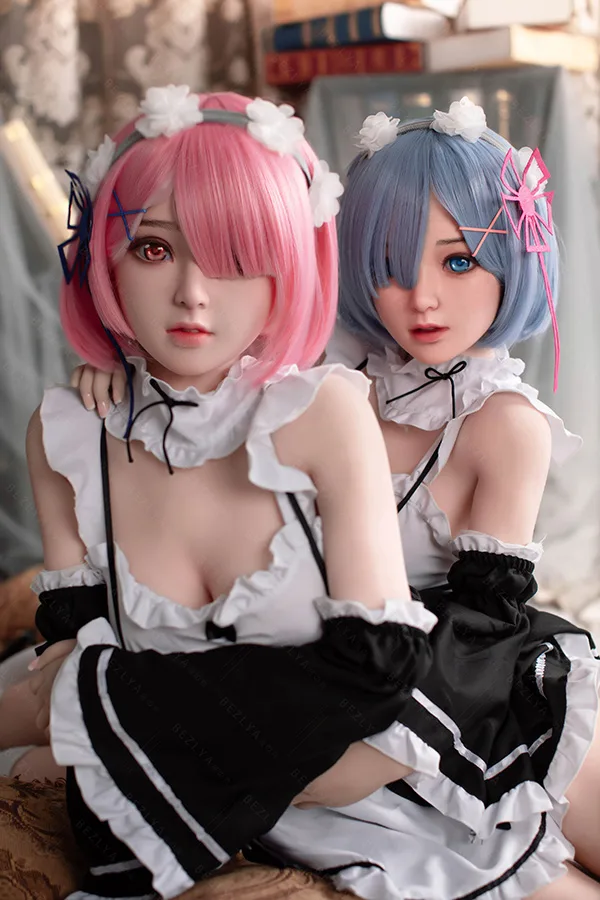 H4866 (10) 拷贝 ピンクと水色ショートヘアのアニメ風TPE双子ラブドール。特徴的な瞳とフリルメイド服が魅力的。.