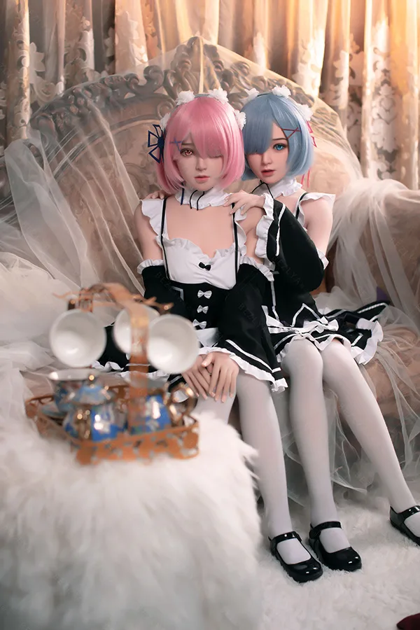 H4866 (3) 拷贝 アニメ風TPE双子ラブドール、ピンクと水色髪のメイド服姿。豪華な椅子とティーセットでリアル感を強調。.