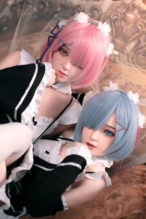 H4866 (4) 拷贝 Bezlya製アニメ風TPE双子ラブドール。ピンクと水色の髪、鮮やかな瞳、フリルメイド服で製品の魅力を詳細に。.