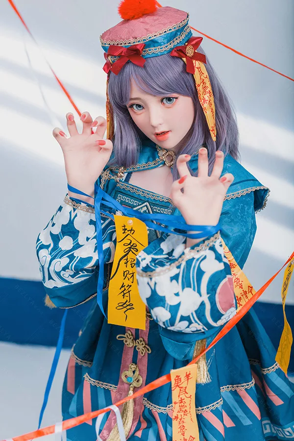 Bezlya 最新 全身シリコン製魔夜チャイナ風 愛らしいなりきりドール 160cm H4888 夜子 160cm魔夜チャイナ風シリコンラブドール夜子。青緑衣装に招財符、愛らしい表情で両手を上げたポーズ。.