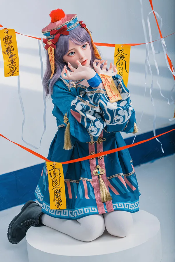 Bezlya 最新 全身シリコン製魔夜チャイナ風 愛らしいなりきりドール 160cm H4888 夜子 全身シリコン製160cm夜子ラブドール。ラベンダー髪、青緑魔夜チャイナ風ドレスと招財符を身に着け膝立ちポーズ。.