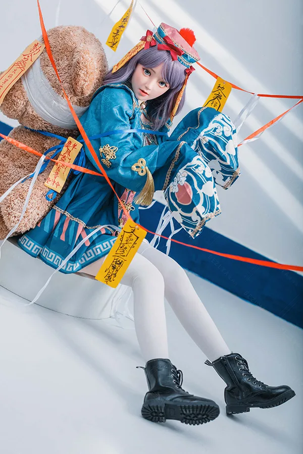 Bezlya 最新 全身シリコン製魔夜チャイナ風 愛らしいなりきりドール 160cm H4888 夜子 魔夜チャイナ風160cm夜子シリコンラブドール。青緑衣装、ラベンダー髪、招財符と包帯クマを抱える。.