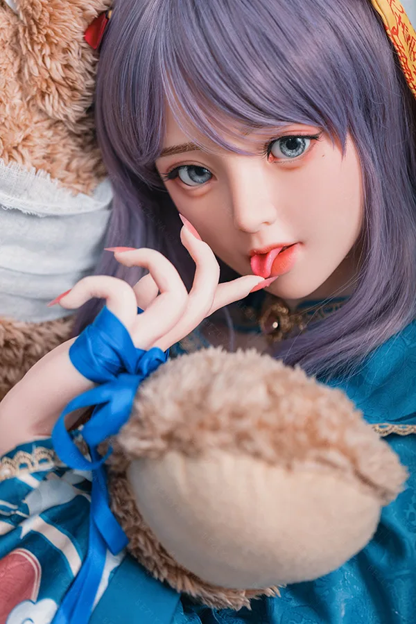 Bezlya 最新 全身シリコン製魔夜チャイナ風 愛らしいなりきりドール 160cm H4888 夜子 160cmシリコン製夜子ラブドール。ラベンダー髪、蒼い瞳、舌出しの愛らしい表情。青緑魔夜チャイナ風衣装でクマを抱く。.