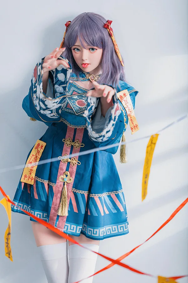 Bezlya 最新 全身シリコン製魔夜チャイナ風 愛らしいなりきりドール 160cm H4888 夜子 ラベンダー髪と舌出しの愛らしい表情、両手を差し出すポーズの160cm夜子シリコンラブドール。特徴的な青緑魔夜チャイナ風衣装が魅力的。.