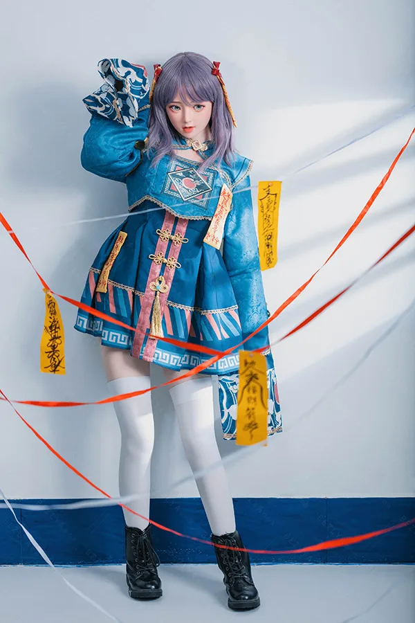 Bezlya 最新 全身シリコン製魔夜チャイナ風 愛らしいなりきりドール 160cm H4888 夜子 160cm夜子シリコンラブドール。紫髪に青緑の魔夜チャイナ風衣装、招財符と刺繍が映える魅力的な姿。.