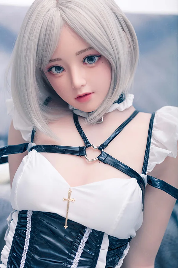 Bezlya 灰色の髪のJKイケメンラブドール 155cm H4895 千棘 リアルなJKラブドール千棘。灰色のボブヘア、水色の瞳、ハートハーネスと十字架コルセットを着用。.