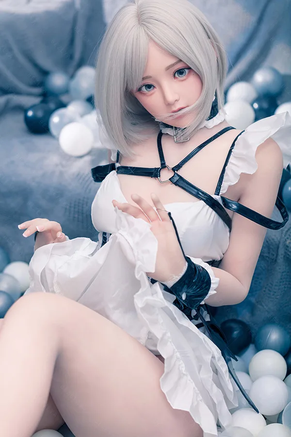 Bezlya 灰色の髪のJKイケメンラブドール 155cm H4895 千棘 TPE製ラブドール千棘。灰色のボブヘアと水色の瞳、白フリルドレスと黒ハーネス姿で、白黒ボールプールにて可憐なポーズ。.