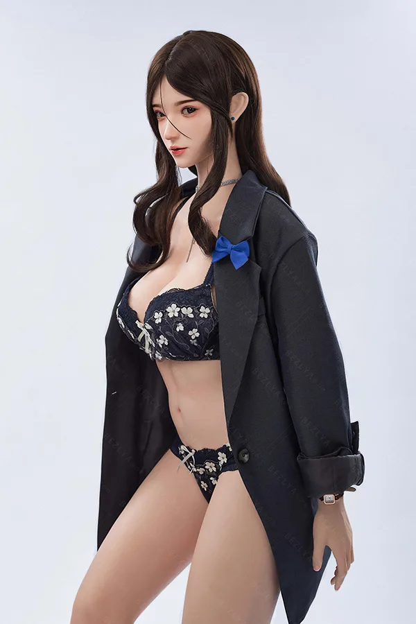 Bezlya 最新 全身シリコン製 日本で一番美しい制服を着たホステス・ラブドール 163cm H4911 美里 全身シリコン製ラブドール美里。ダークブレザーに花刺繍レースブラとTバックを合わせた、リアルで魅惑的なランジェリー姿。.