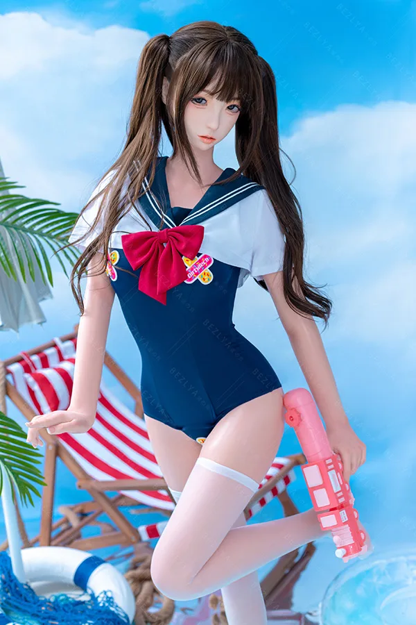 Bezlya 夏の水着姿の可愛いツインインテール少女ラブドール 159cm H4986 水希 ツインテール水希ラブドール、セーラー水着と白ハイソックス姿でピンク水鉄砲を持つ夏仕様。.