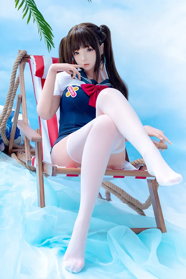 Bezlya 夏の水着姿の可愛いツインインテール少女ラブドール 159cm H4986 水希 夏の背景で、可愛い159cmツインテール水希ラブドールが赤白ビーチチェアに。Bezlyaセーラー水着と白ハイソックス姿。.