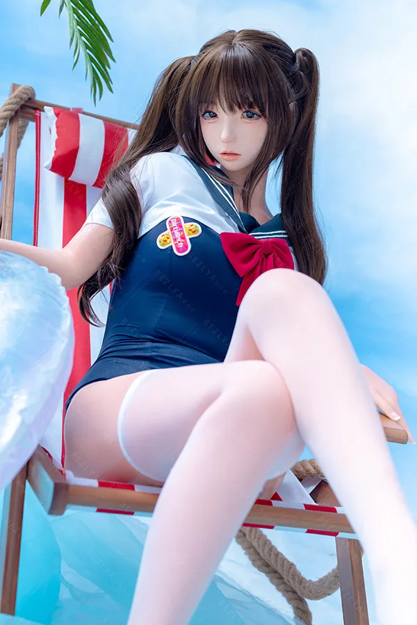 Bezlya 夏の水着姿の可愛いツインインテール少女ラブドール 159cm H4986 水希 夏のビーチチェアに座る可愛いツインテール少女ラブドール。セーラー水着と白ハイソックス姿。青空と浮き輪で魅力的な159cmダッチワイフ。.