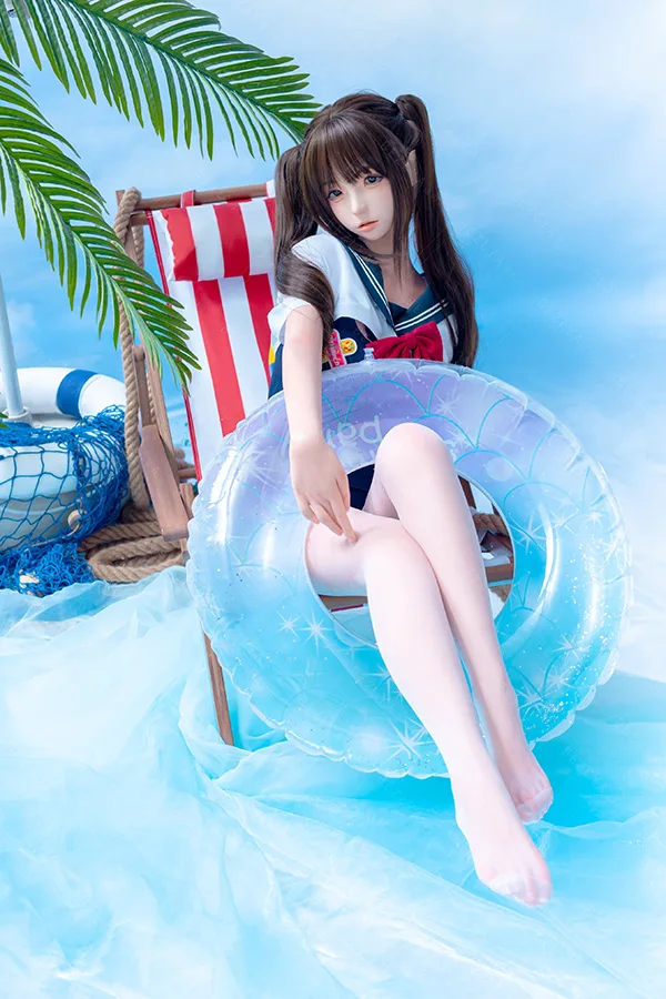 Bezlya 夏の水着姿の可愛いツインインテール少女ラブドール 159cm H4986 水希 夏のビーチテーマで、セーラー水着とシアーな白ストッキングを着用したツインテールラブドール水希が、浮き輪を抱えビーチチェアに座る。.