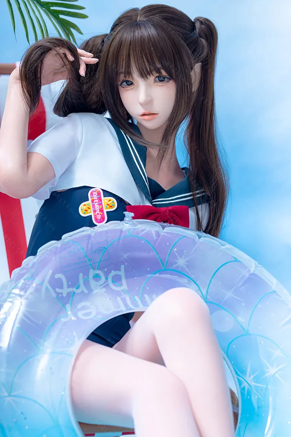 Bezlya 夏の水着姿の可愛いツインインテール少女ラブドール 159cm H4986 水希 水色の浮き輪と赤いビーチチェアにもたれるセーラー水着のツインテールラブドール水希。夏の青空と緑の葉が背景。.
