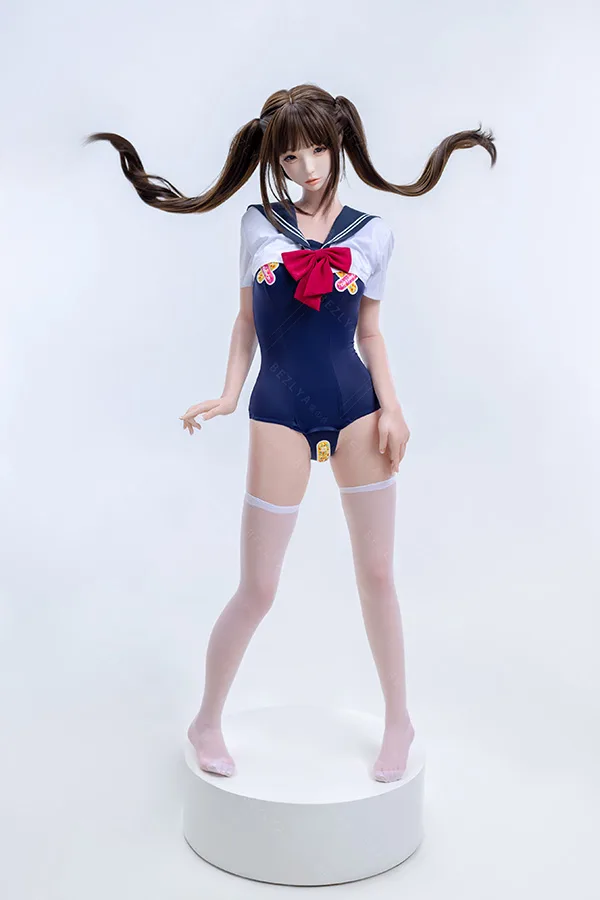 Bezlya 夏の水着姿の可愛いツインインテール少女ラブドール 159cm H4986 水希 Bezlya水希159cmツインテールラブドール。ロゴ入りネイビーセーラー水着と白ハイソックスで髪をなびかせる全身。.