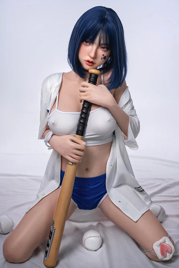 Orangein 青い髪の韓国風可愛いスポーツ少女ラブドール 169cm H5037 美波 韓国風可愛いスポーツ少女美波ラブドール169cm。青いボブヘアで白シャツと青短パン姿、バットを構える。.