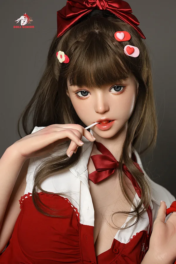 Doll Senior 美しいキャバ嬢ラブドール 163cm H5059 沙罗 美しいキャバ嬢ラブドール。茶髪、赤いリボン、ハートのヘアクリップでロリポップをくわえ、赤いドレスを着たリアルな表情。.