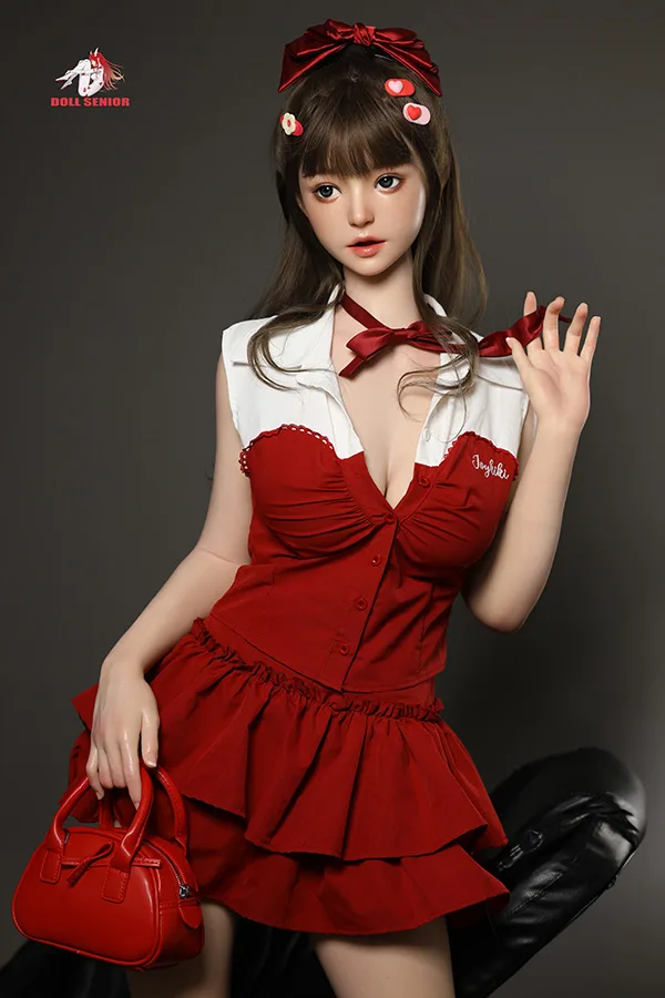 Doll Senior 美しいキャバ嬢ラブドール 163cm H5059 沙罗 茶髪のキャバ嬢ラブドール「沙羅」。赤白襟ドレス、赤いリボンとハートの髪飾り、赤いハンドバッグを披露。魅力的な製品デザイン。.