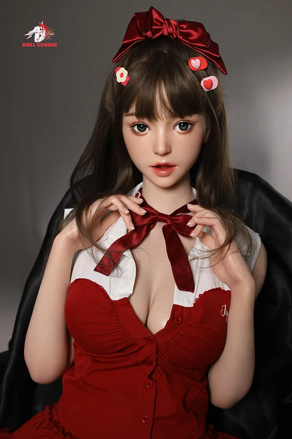 Doll Senior 美しいキャバ嬢ラブドール 163cm H5059 沙罗 リアルなキャバ嬢ラブドール「沙羅」。茶髪と赤いリボン、ハートの髪飾りが特徴の赤白ドレス姿。魅惑的なデザインが際立つ。.