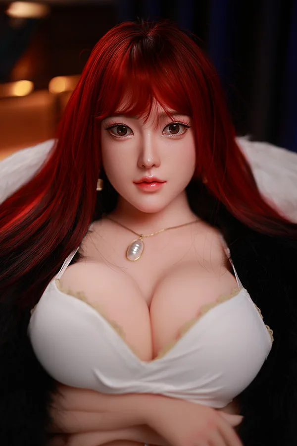 DimoDoll 赤髪のセクシーな女性の半身のラブドール 108cm M270 郁美 DimoDoll M270郁美、リアルな赤髪と顔立ちの半身ラブドール。白いブラと真珠のネックレスが豊かな魅力を引き立てる。.