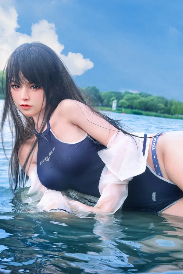 Doll Senior オタク向けスクール水着リアルラブドール 158cm H4730 菜奈 リアルラブドール菜奈が紺色スクール水着とシアーな白シャツを着用し、水辺でポーズ。濡れた肌と「Dirty Tech」ロゴが特徴。.