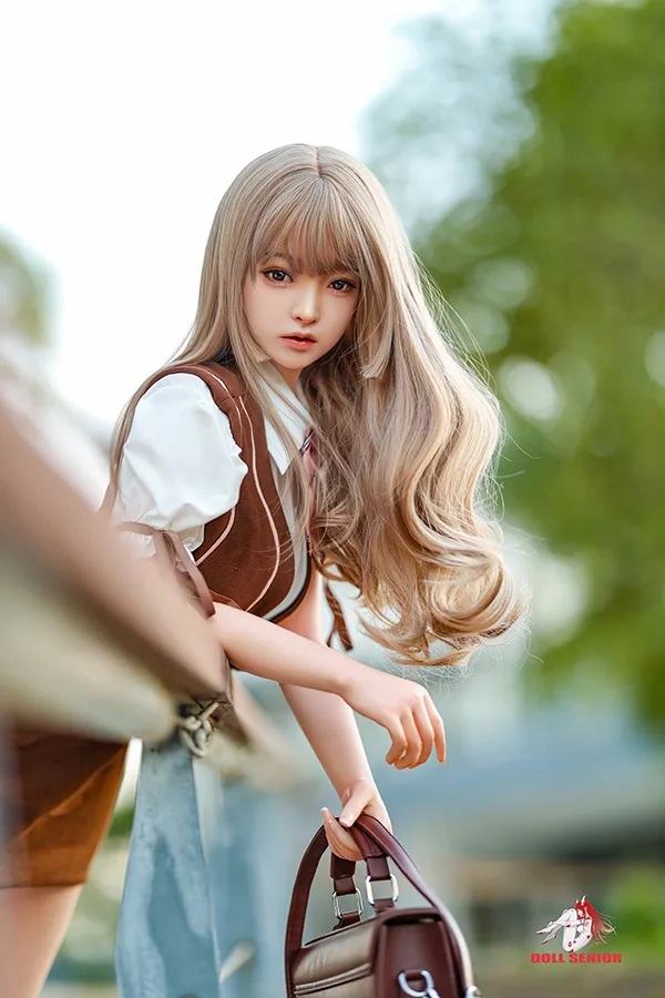 H4732 (7) 148cm金髪ラブドール美月が学園制服姿で茶色の学生鞄を持ち、屋外で手すりに寄りかかりリアルな表情でこちらを見つめる。.