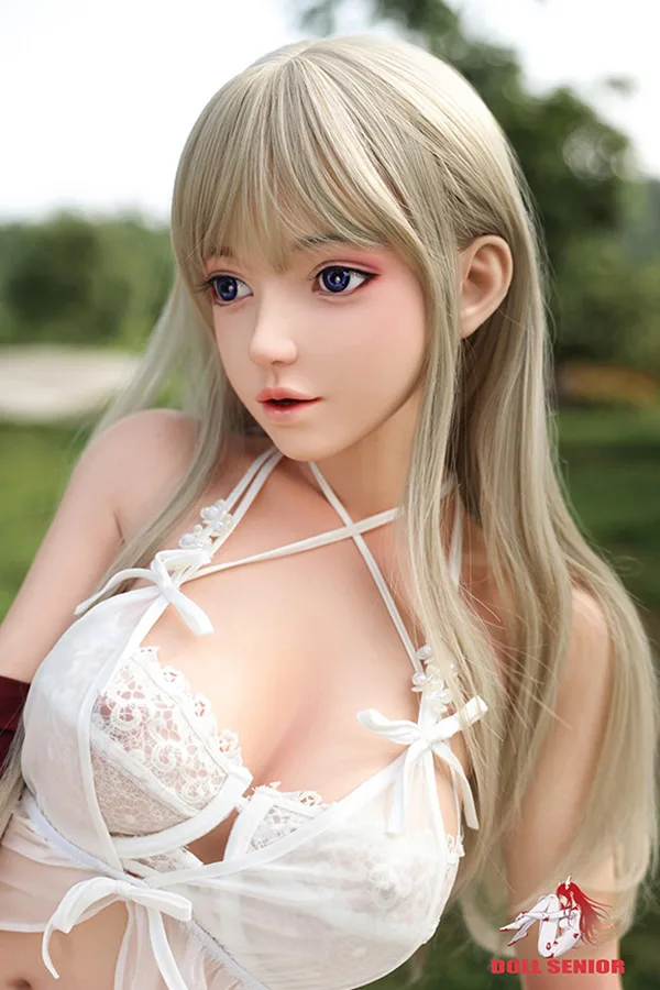 Doll Senior 雪の姫様型ラブドール 148cm H4734 水怜 雪の姫様型ラブドール「水怜」。ブロンドヘアと青い瞳の美しい顔立ち、白いレースのブラとシアーなランジェリー姿が魅力的。屋外。.