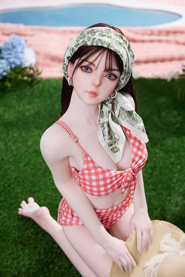 JX DOLL シリコンヘッド+TPE体 美しい白肌の若い女性のラブドール 150cm H5110 鈴奈 JX DOLL鈴奈、夏の芝生で赤白ビキニと緑ヘッドスカーフを纏い、麦わら帽を持つ白肌ラブドール。魅力的な青い瞳。