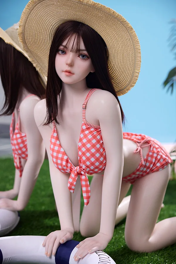 JX DOLL シリコンヘッド+TPE体 美しい白肌の若い女性のラブドール 150cm H5110 鈴奈 夏の芝生でひざまずくリアルなラブドール鈴奈。麦わら帽と赤白ビキニ、白肌が映え、浮き輪が夏気分を演出。