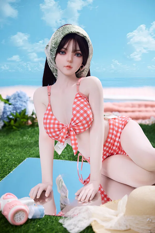 JX DOLL シリコンヘッド+TPE体 美しい白肌の若い女性のラブドール 150cm H5110 鈴奈 夏の青空背景に、赤白ビキニと頭巾を纏ったラブドール鈴奈。リアルな白肌と穏やかな表情で、夏のファッションを提案。