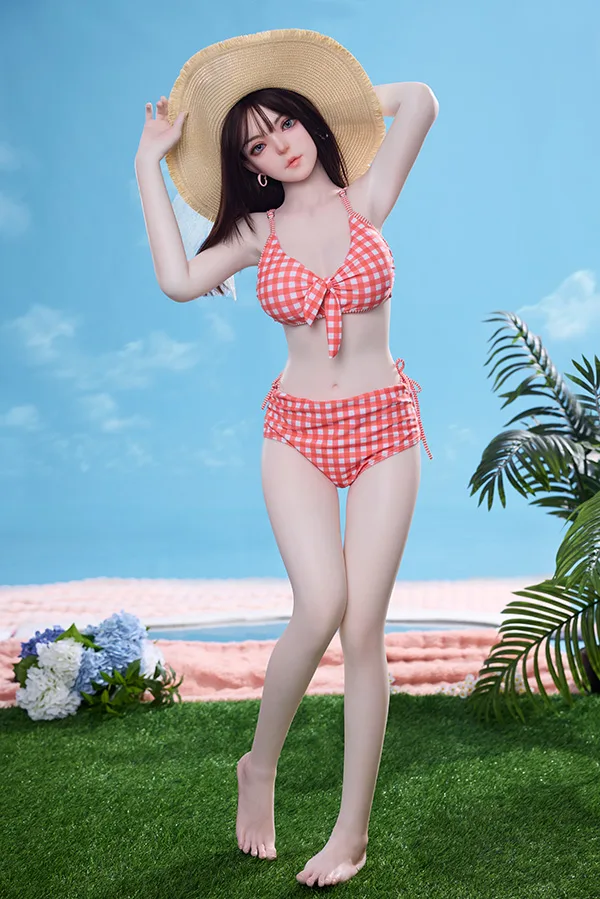 JX DOLL シリコンヘッド+TPE体 美しい白肌の若い女性のラブドール 150cm H5110 鈴奈 麦わら帽と赤白チェックビキニ姿のリアルなラブドール。美しい白肌と夏の装いが青空と芝生に映える。
