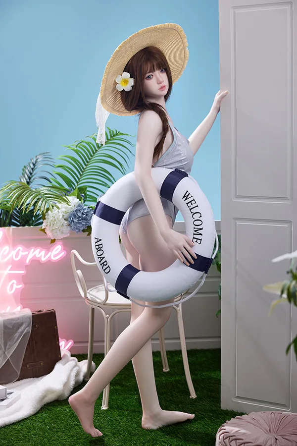 JX DOLL シリコンヘッド+TPE体 愛らしい水着姿の少女型ラブドール 150cm H5111 小春 リアルTPE肌のJX DOLL小春150cmラブドール。銀色水着、麦わら帽子とプルメリアで夏の輝きを表現。.