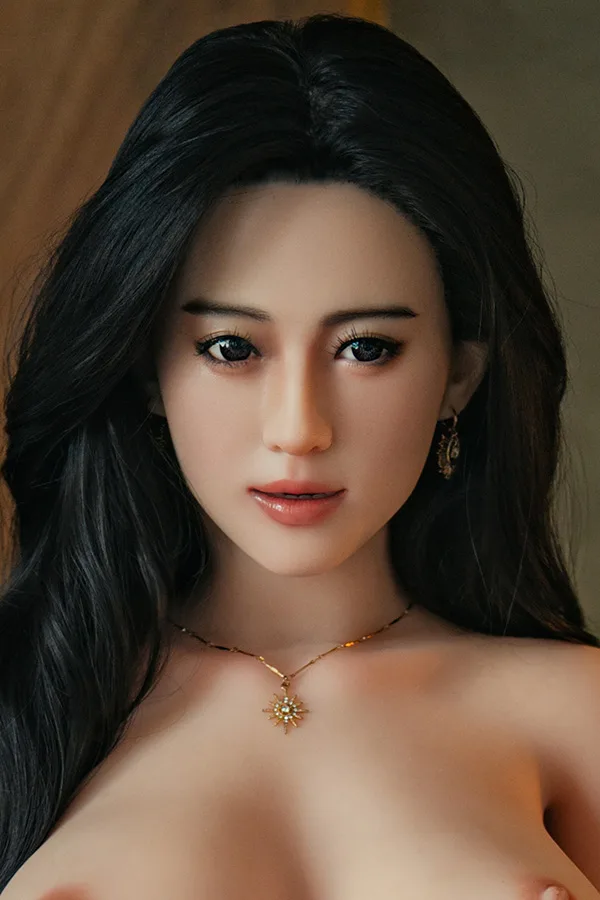6YEdoll シリコン頭部+TPEボディ 巨乳妻型ラブドール 164cm H5112 京子 精巧なラブドール京子の顔と胸元。艶やかな黒髪、リアルな肌、繊細なメイク、金のネックレスが特徴。